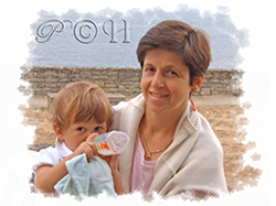 Anne Lyse avec son biberon et sa maman
